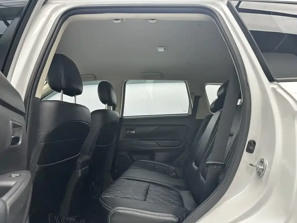 Mitsubishi Outlander — фото 2
