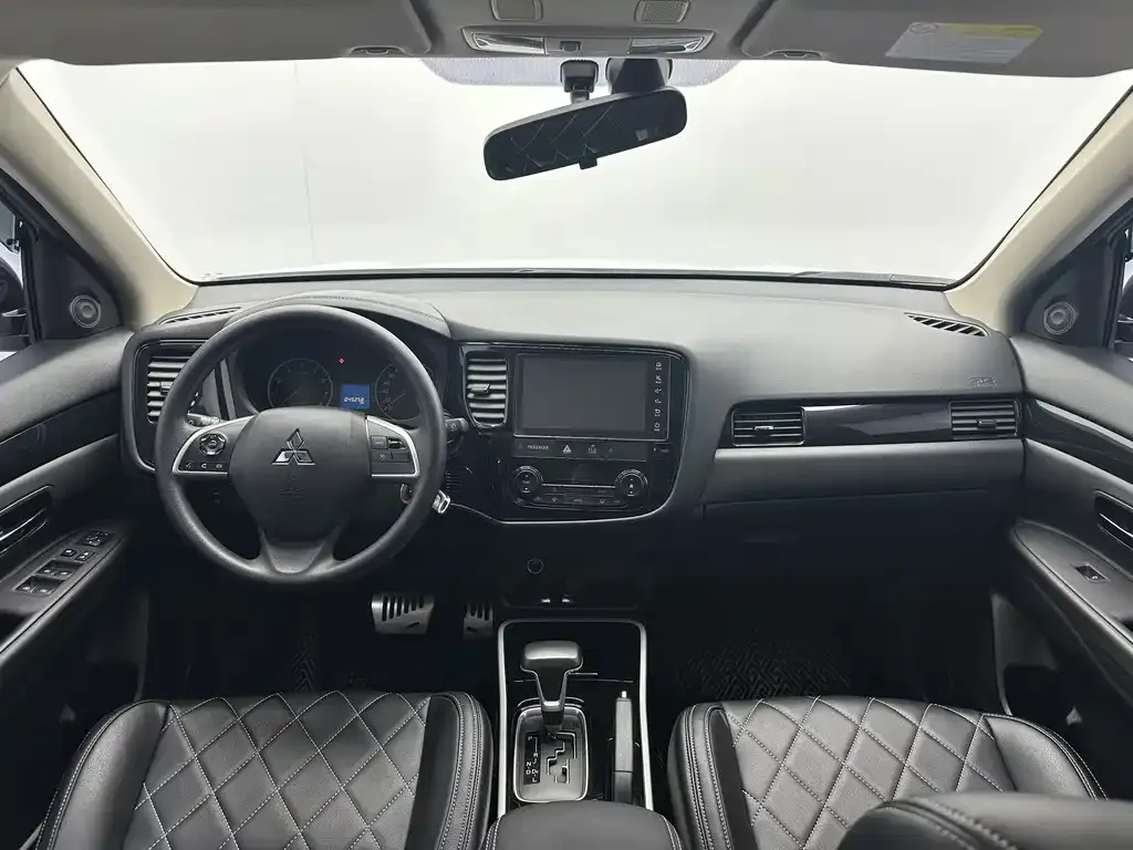 Mitsubishi Outlander — фото 10