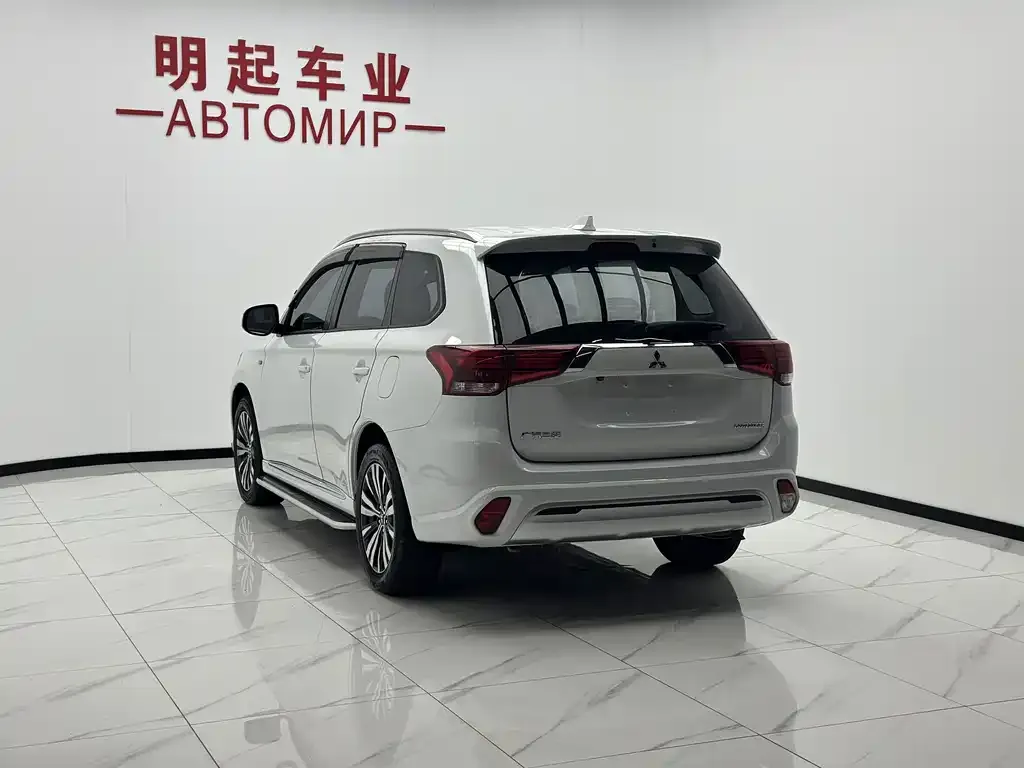 Mitsubishi Outlander — фото 7