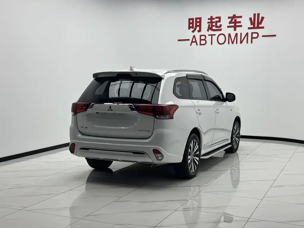 Mitsubishi Outlander — фото 8