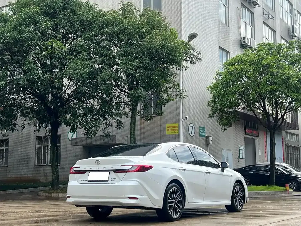 Toyota Camry — фото 8