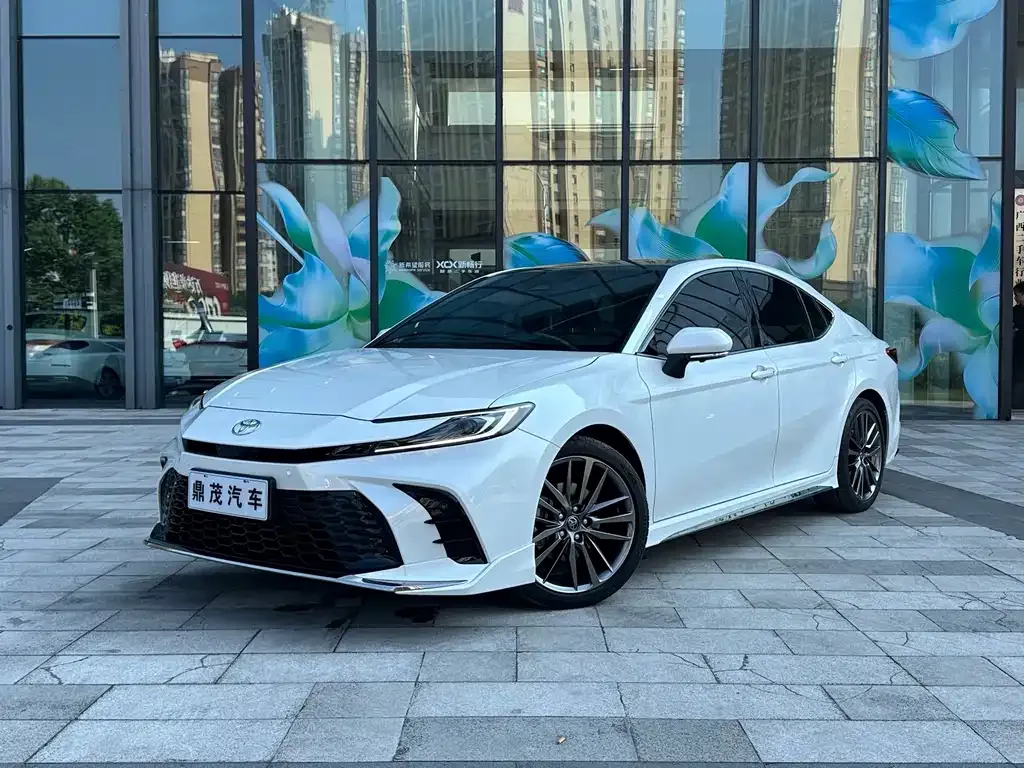 Toyota Camry — фото 1