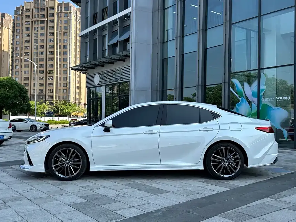 Toyota Camry — фото 9