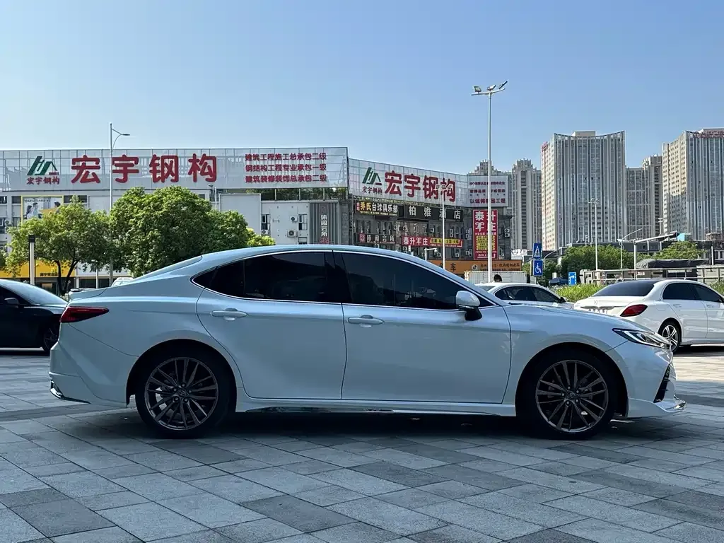 Toyota Camry — фото 2