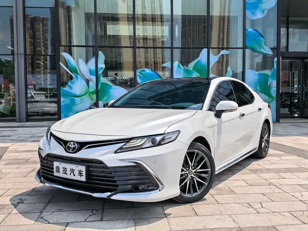Toyota Camry — фото 1