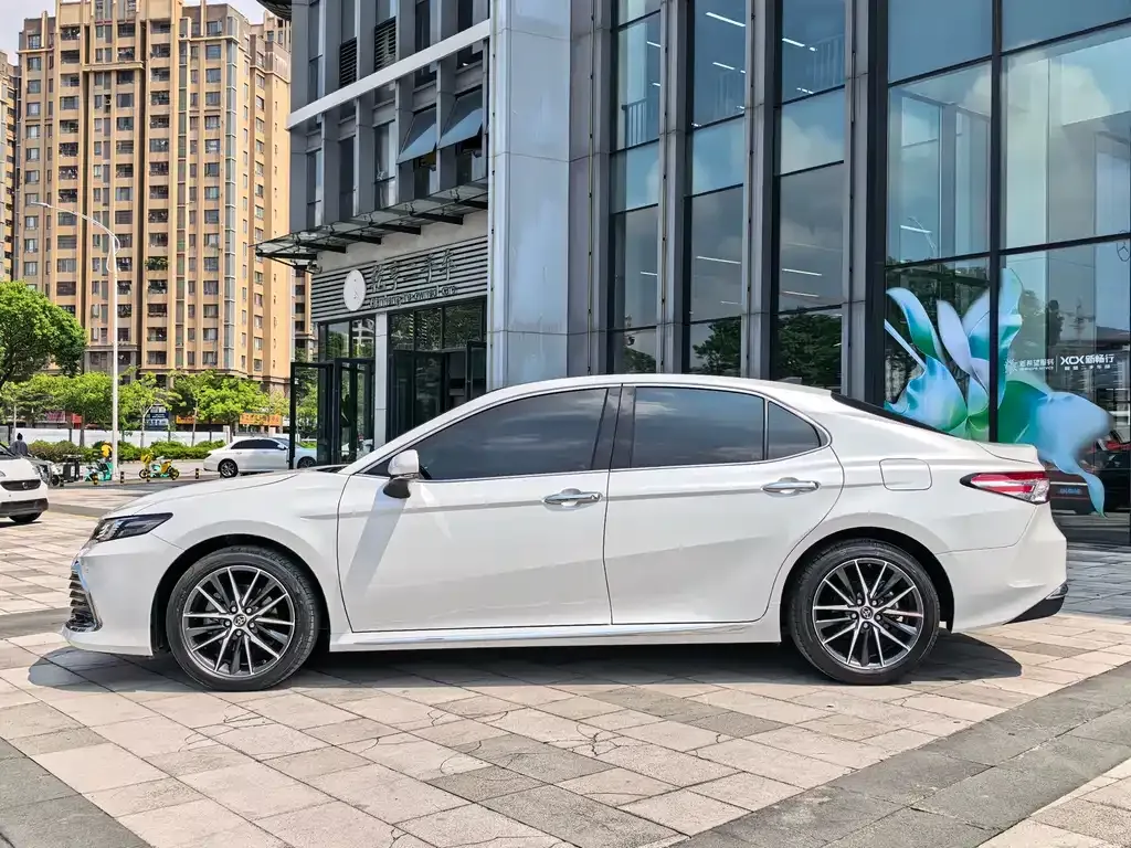 Toyota Camry — фото 7
