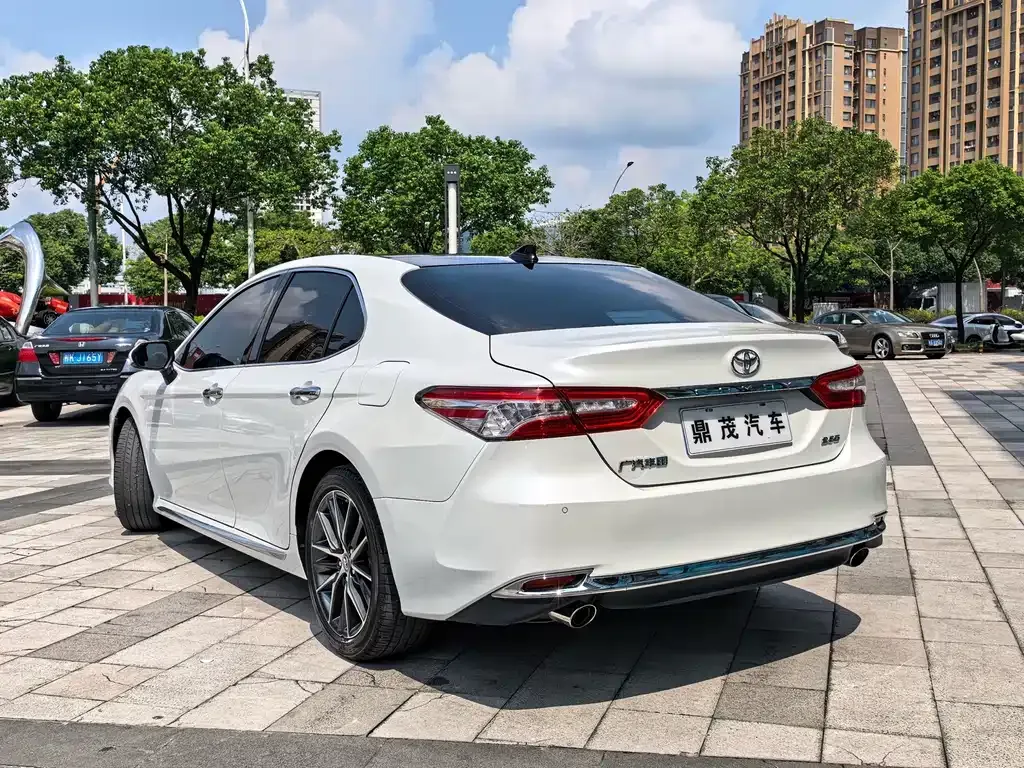 Toyota Camry — фото 10