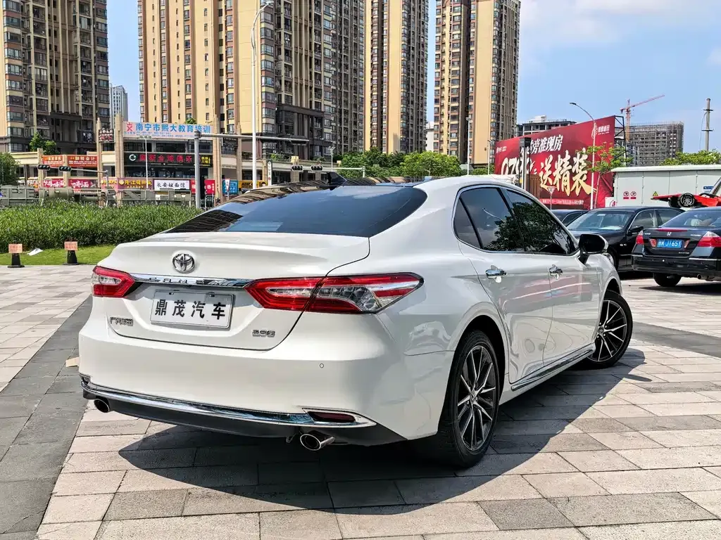 Toyota Camry — фото 6