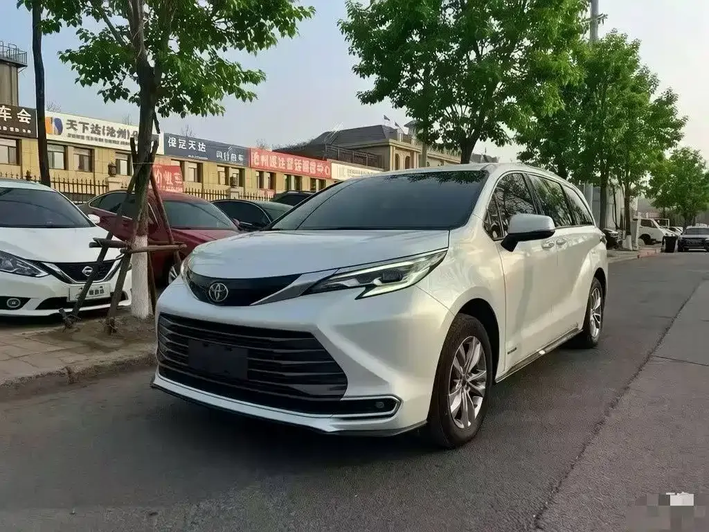 Toyota Sienna — фото 1