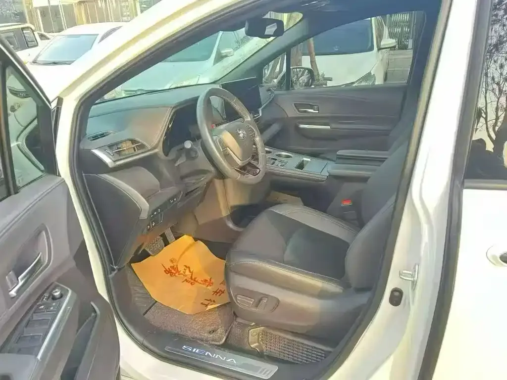 Toyota Sienna — фото 2