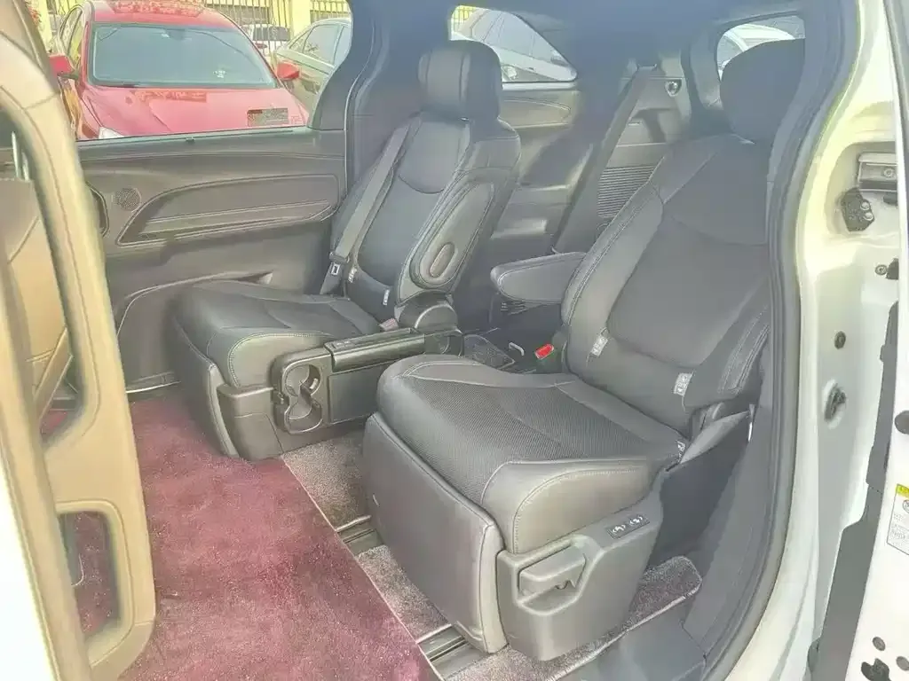 Toyota Sienna — фото 3