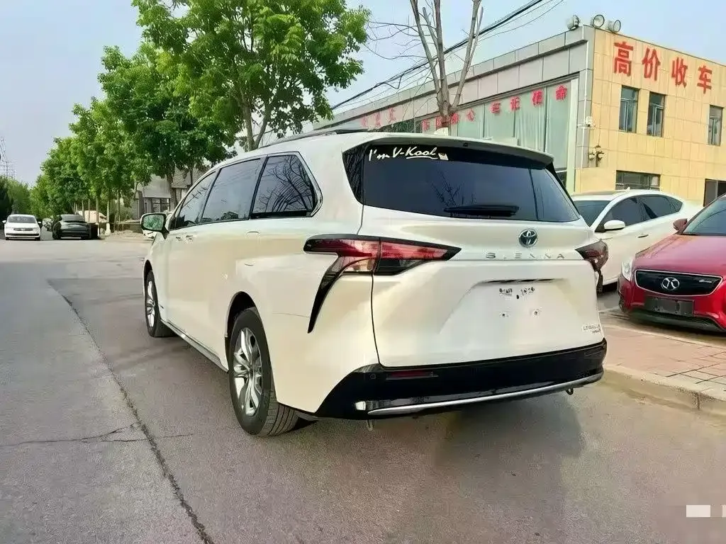 Toyota Sienna — фото 9