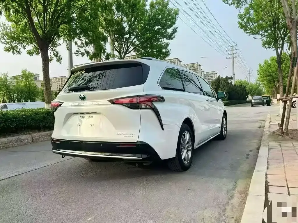Toyota Sienna — фото 7