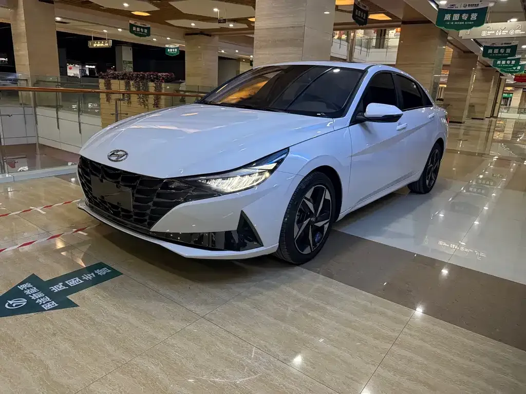 Hyundai Elantra — фото 1
