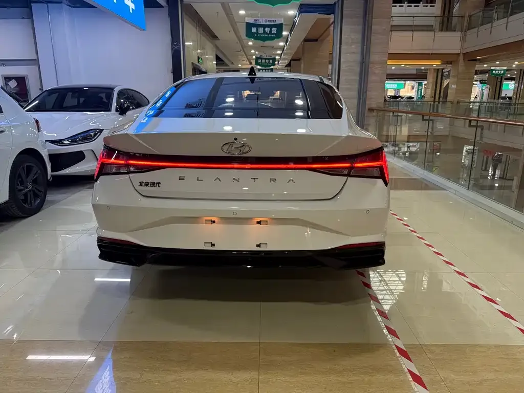 Hyundai Elantra — фото 10
