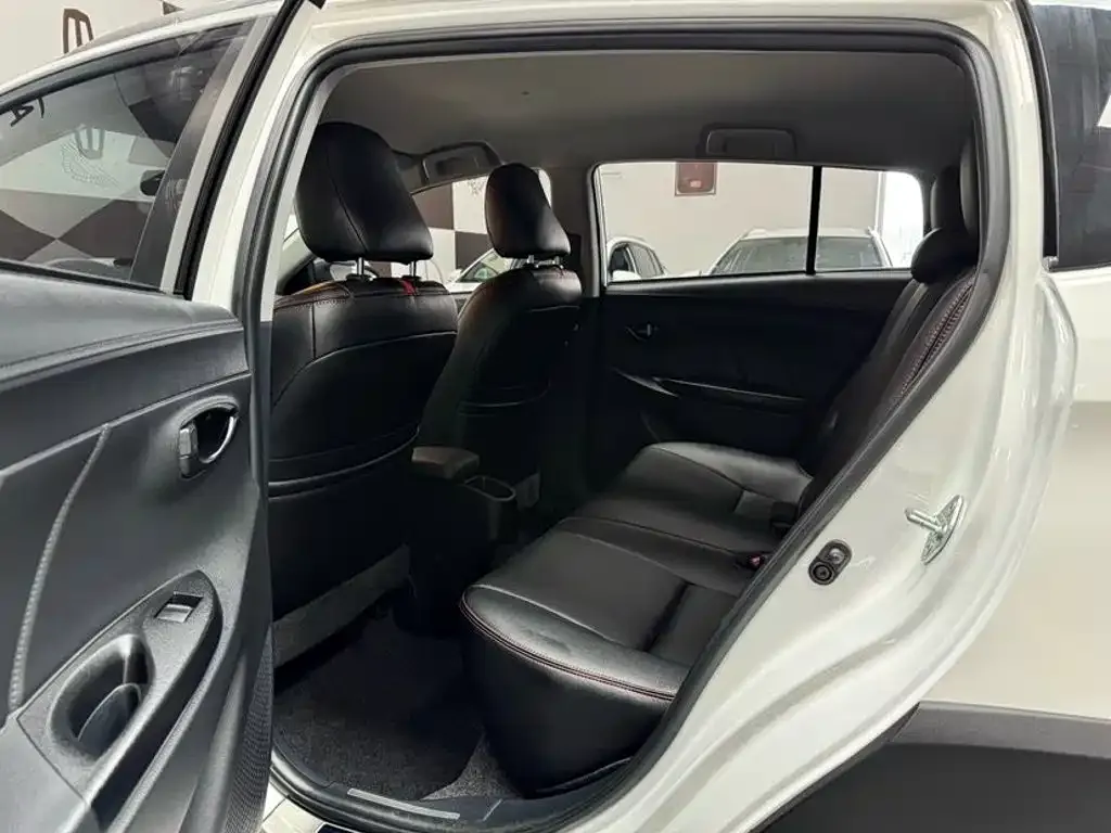 Toyota Yaris L — фото 7