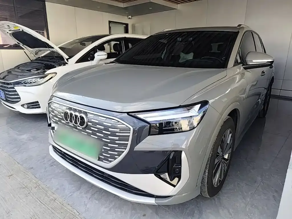 Audi Q4 e-tron — фото 1