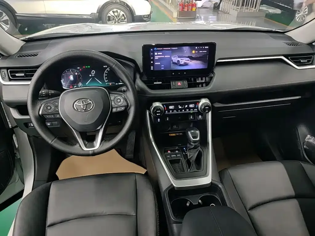 Toyota RAV4 — фото 9