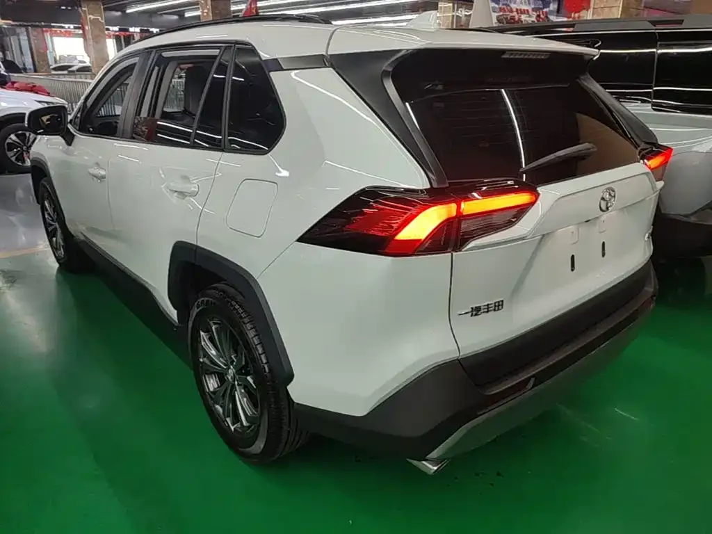 Toyota RAV4 — фото 5