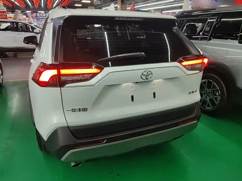 Toyota RAV4 — фото 8