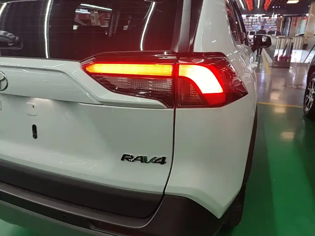 Toyota RAV4 — фото 3