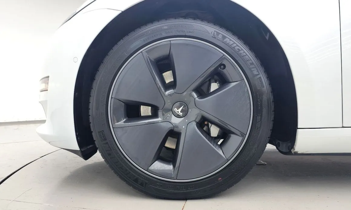 Tesla Model 3 — фото 3