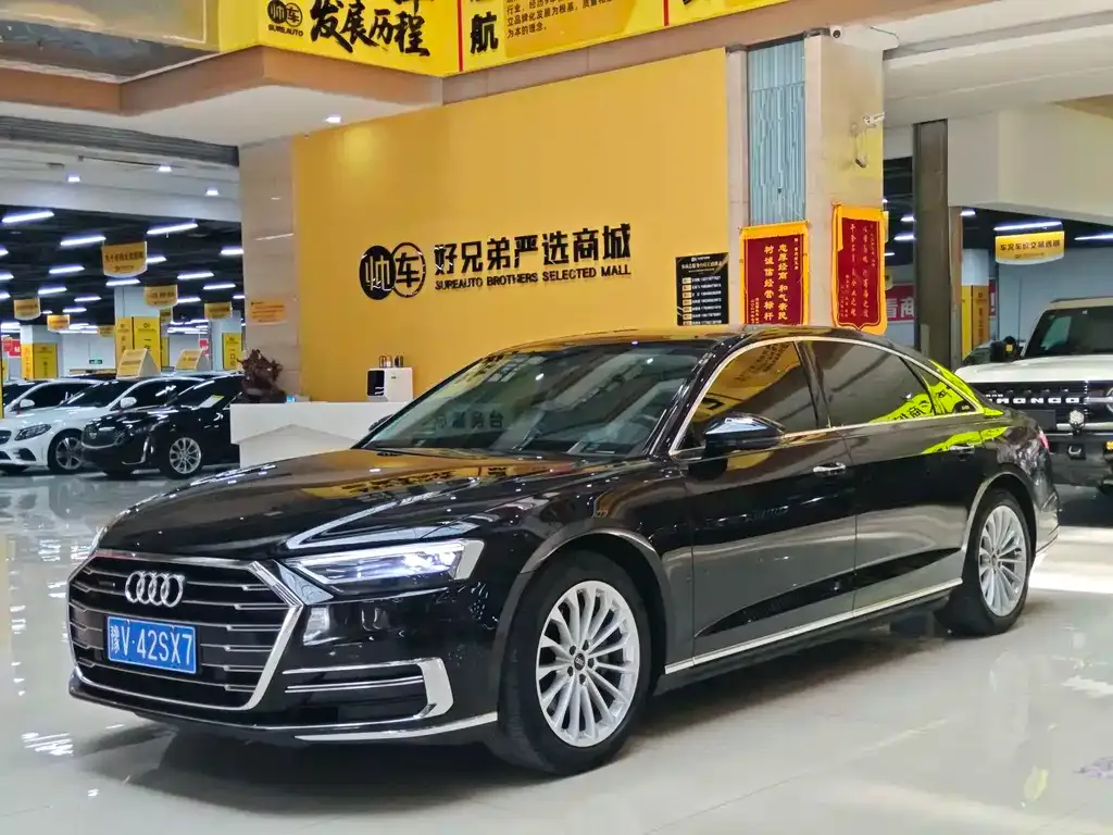 Audi A8 — фото 1