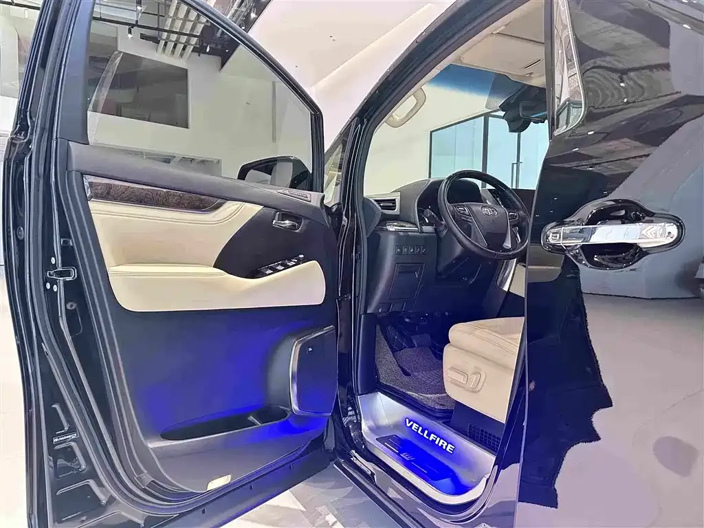 Toyota Vellfire — фото 3
