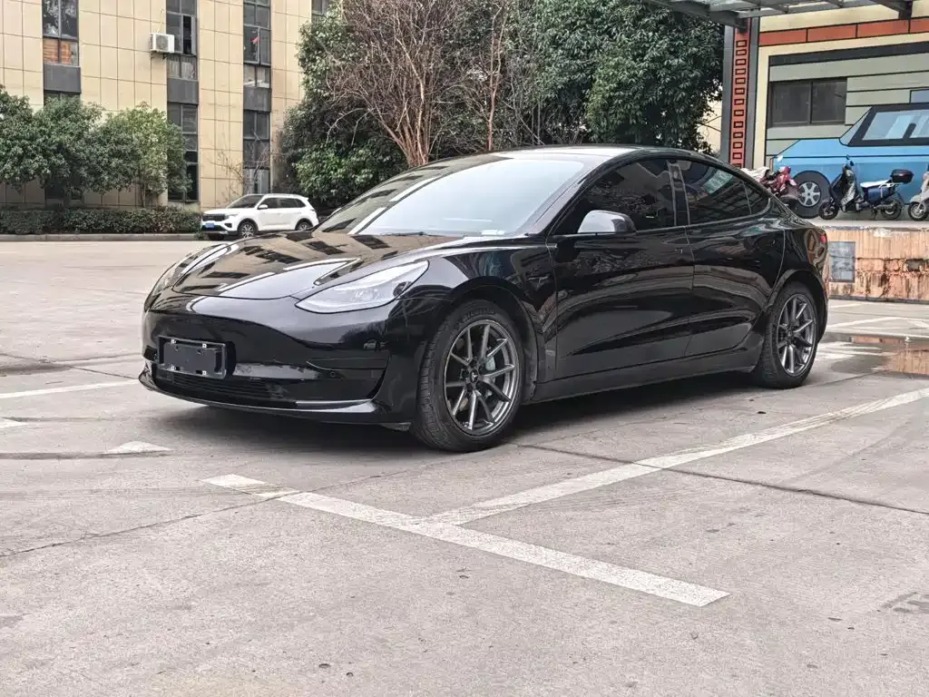 Tesla Model 3 — фото 1