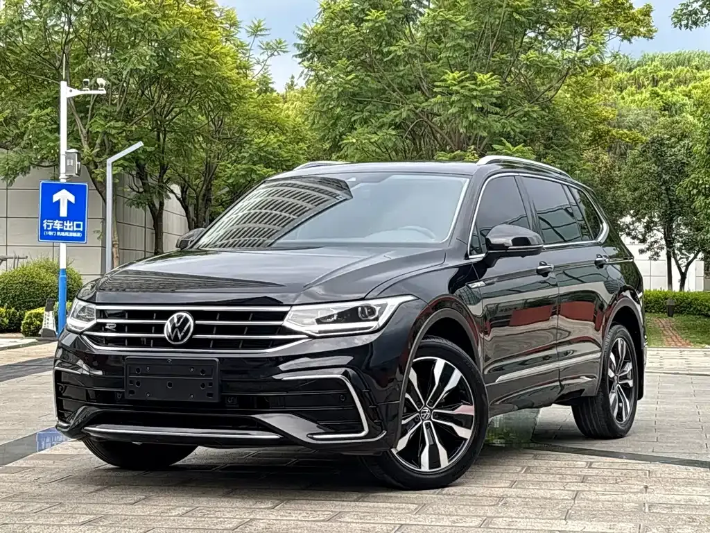 Volkswagen Tiguan L — фото 1