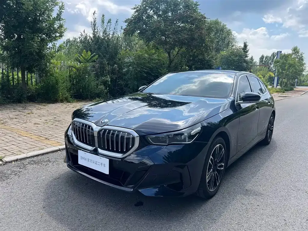 BMW 5 Series — фото 1