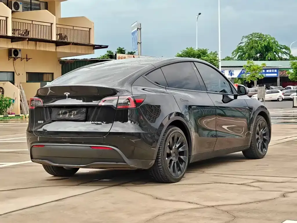 Tesla Model Y — фото 4
