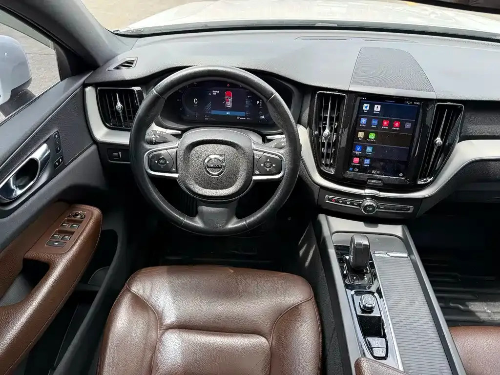 Volvo XC60 — фото 8