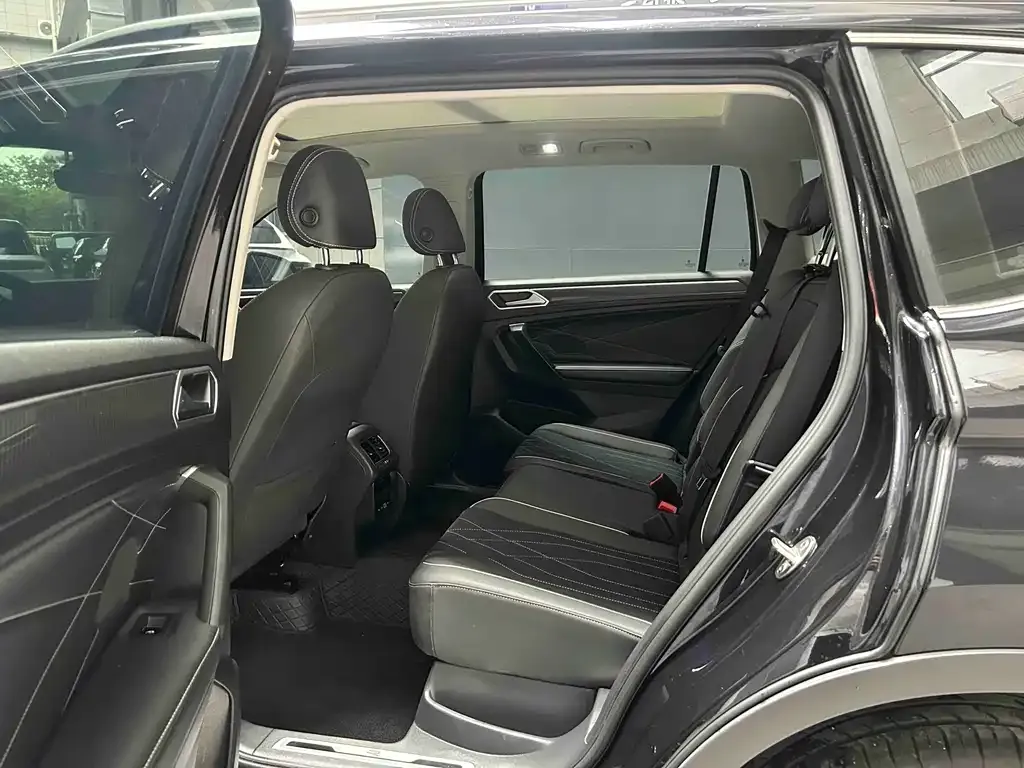 Volkswagen Tiguan L — фото 9