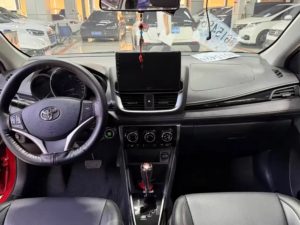 Toyota Yaris L — фото 3