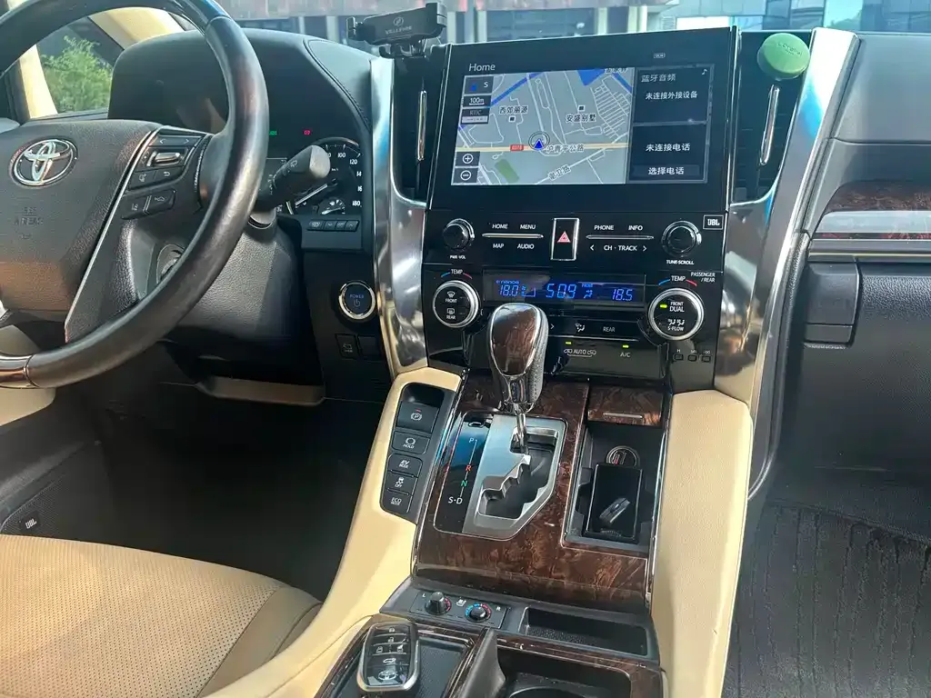 Toyota Alphard — фото 8