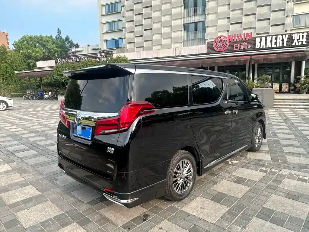 Toyota Alphard — фото 4