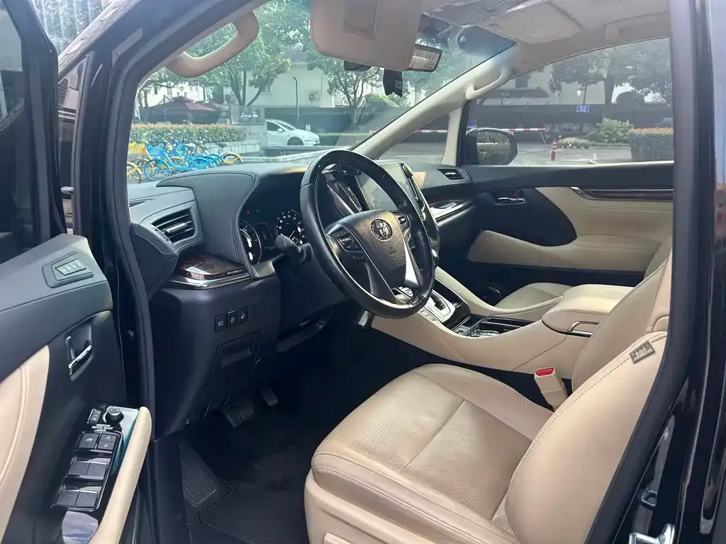 Toyota Alphard — фото 7