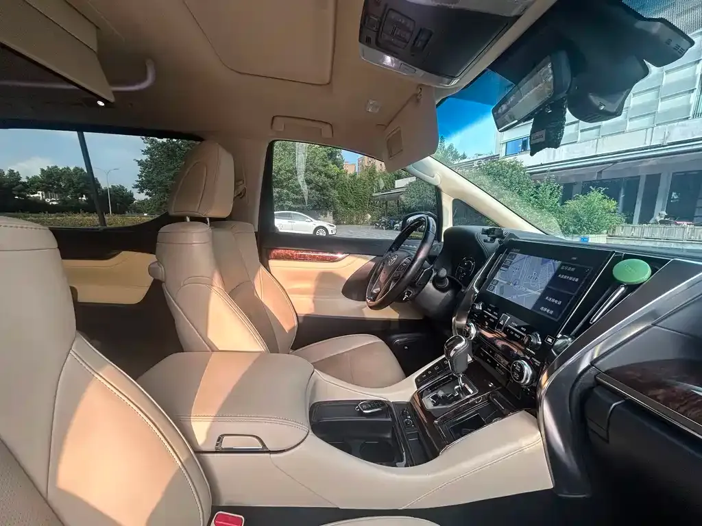 Toyota Alphard — фото 9