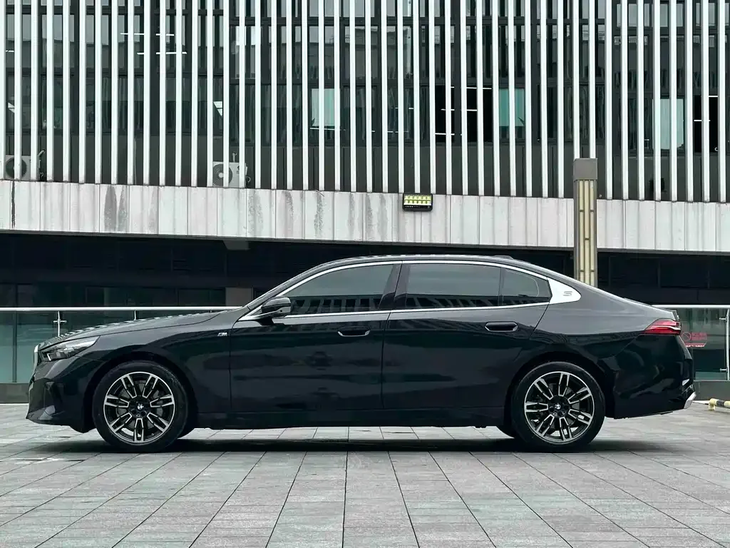 BMW 5 Series — фото 3