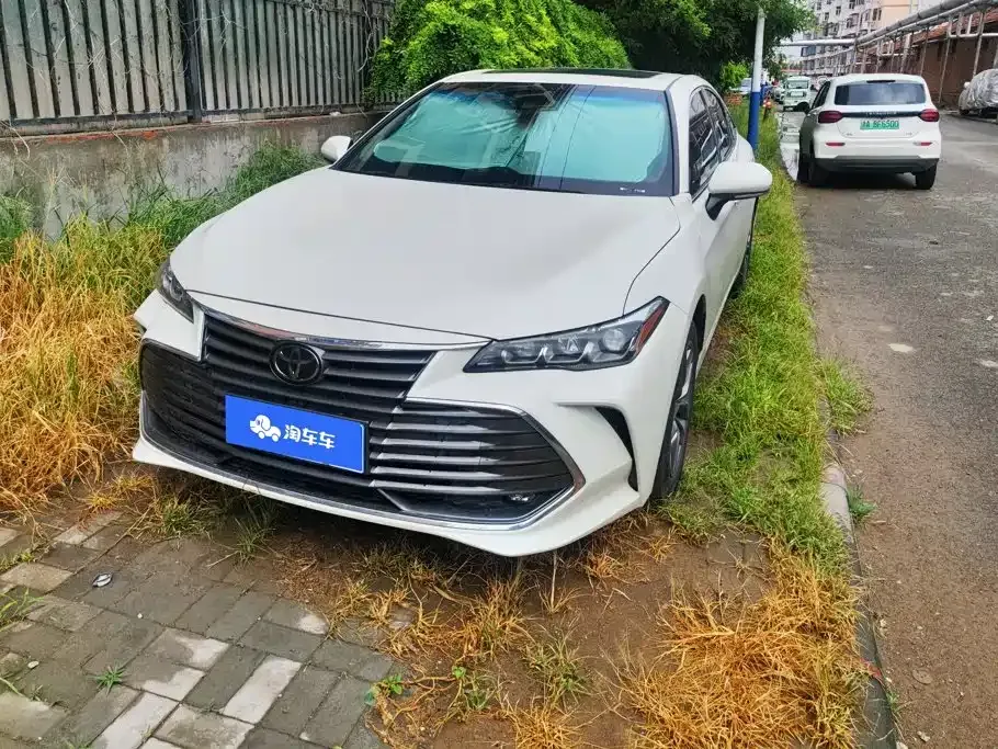 Toyota Avalon — фото 1