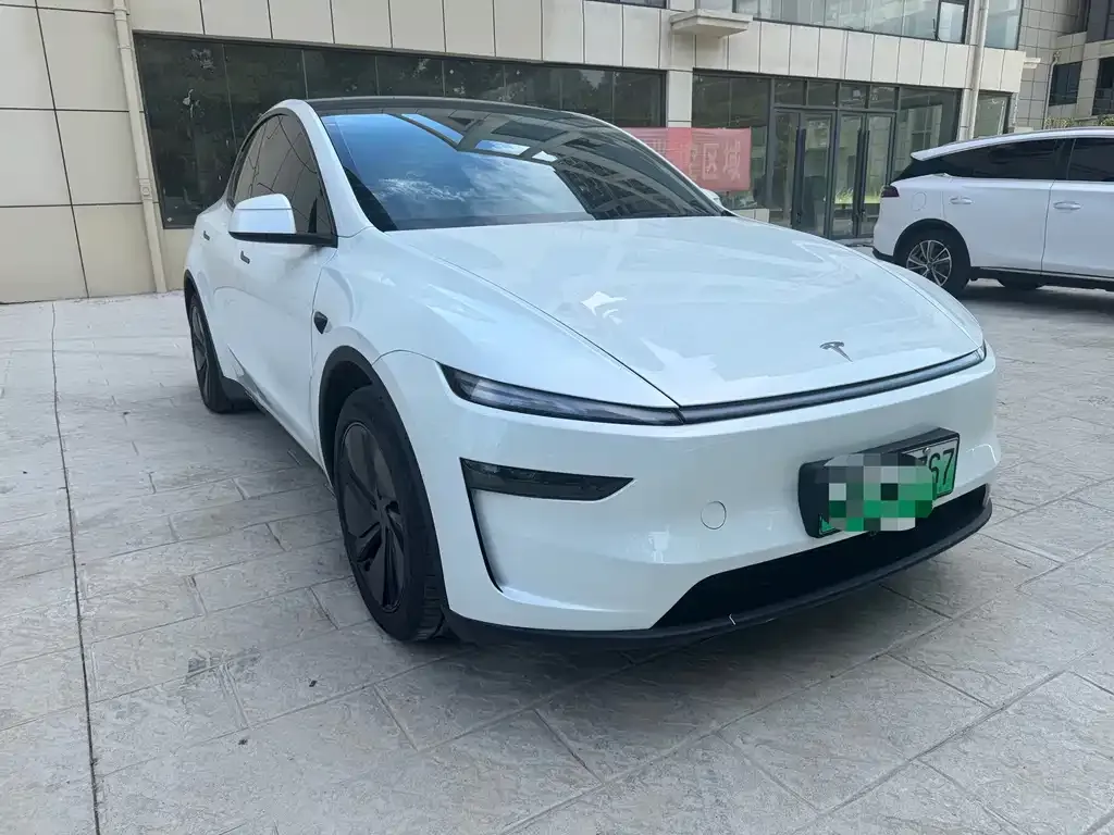 Tesla Model Y — фото 1