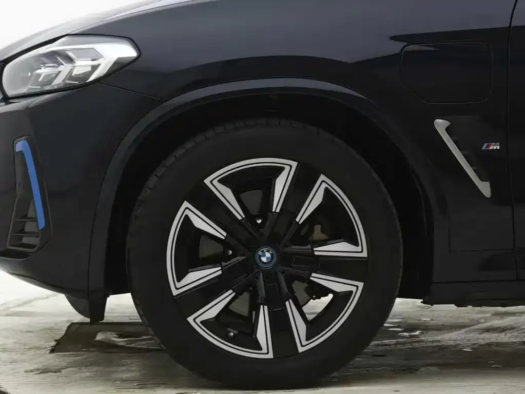 BMW iX3 — фото 10