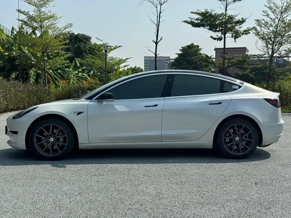 Tesla Model 3 — фото 10