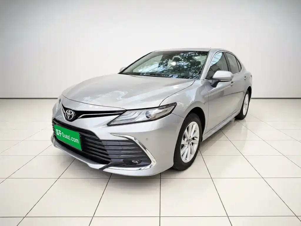 Toyota Camry — фото 1