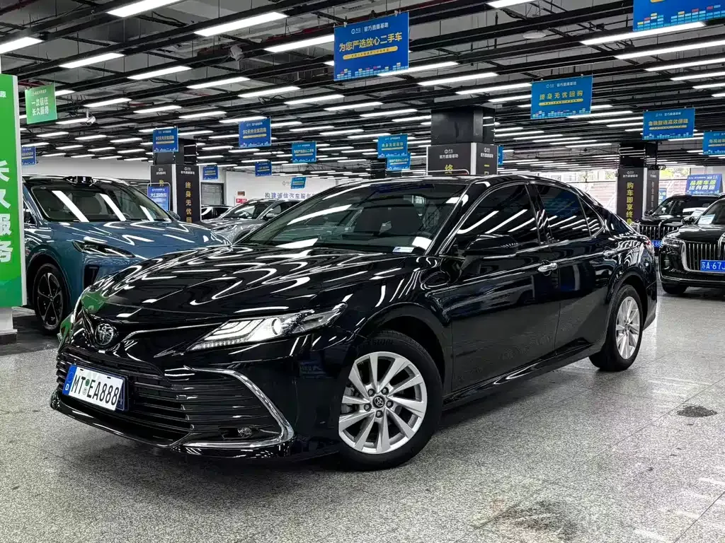 Toyota Camry — фото 1