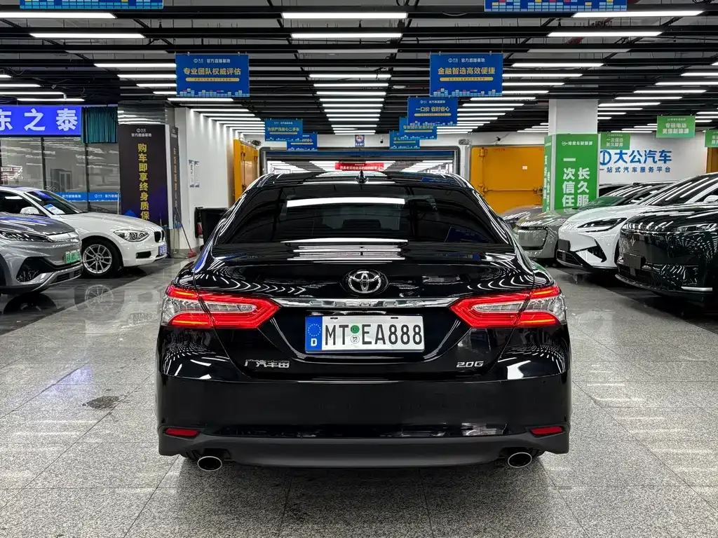 Toyota Camry — фото 5