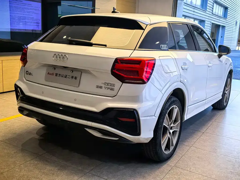 Audi Q2L — фото 10