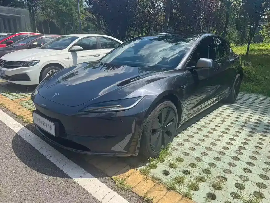 Tesla Model 3 — фото 1