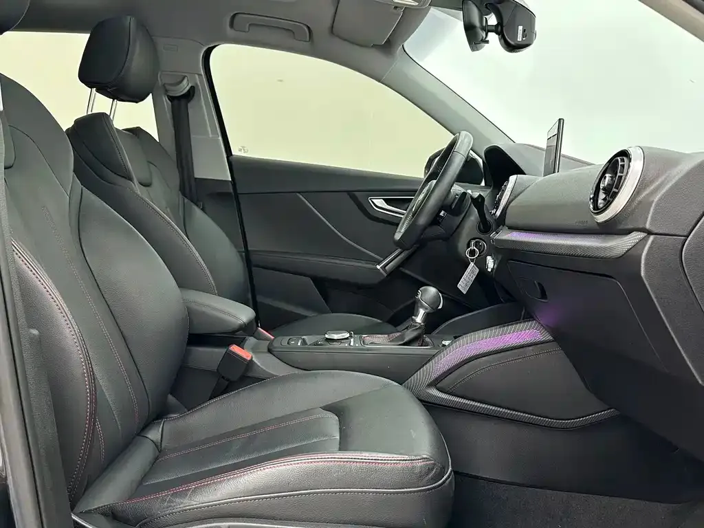 Audi Q2L — фото 9